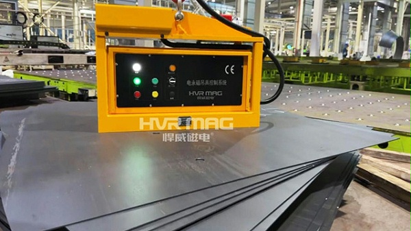工程机械锥形钢板转运 | 悍威小型蓄电池电永磁吊具落地中联重科
