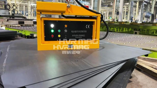 工程机械锥形钢板转运 | 悍威小型蓄电池电永磁吊具落地中联重科