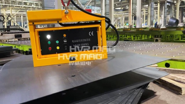 工程机械锥形钢板转运 | 悍威小型蓄电池电永磁吊具落地中联重科